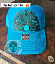 Load image into Gallery viewer, Turquoise feather hat
